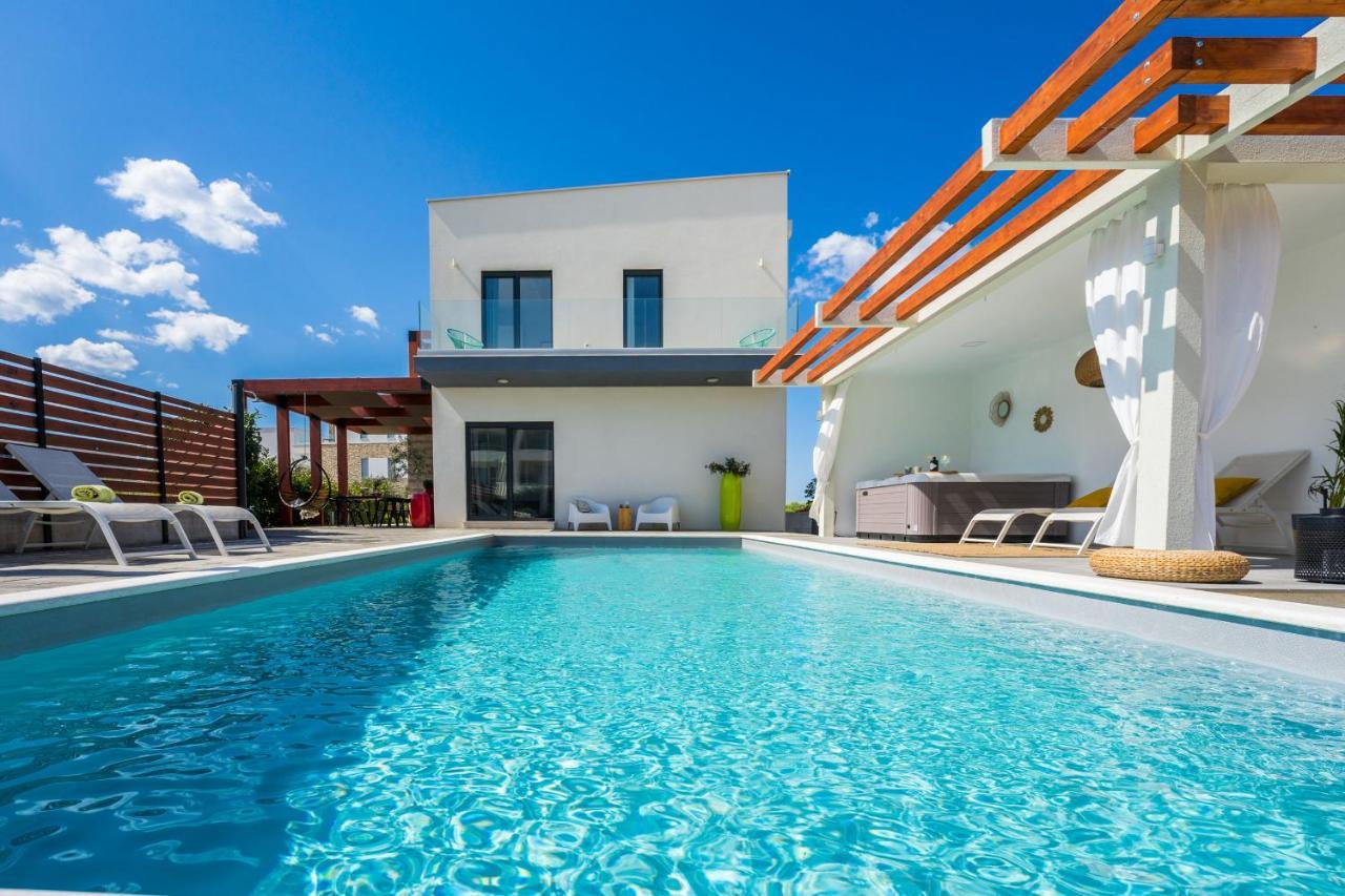 Villa Olea With Heated Pool And Jacuzzi ซูโกชัน ภายนอก รูปภาพ