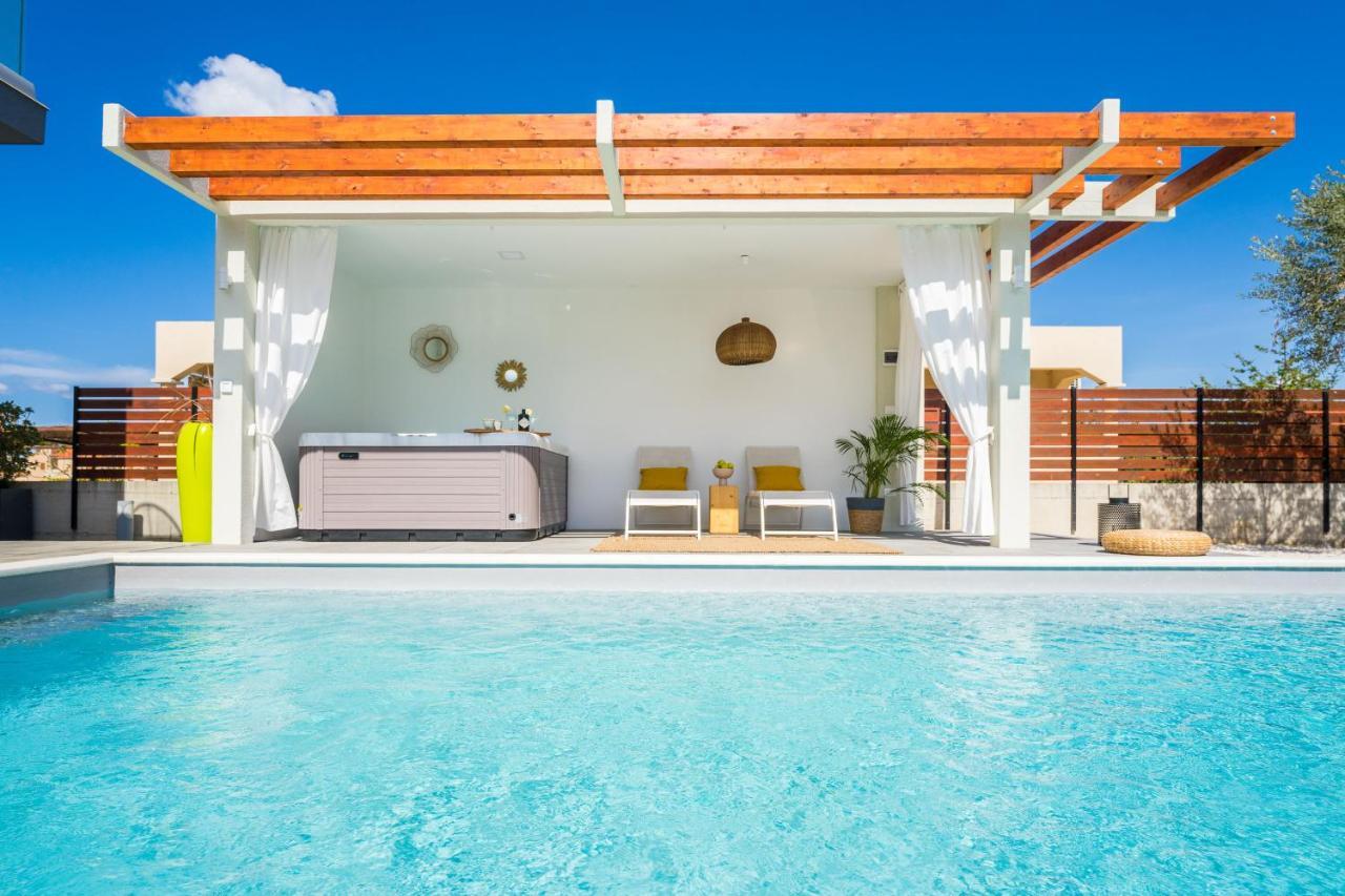 Villa Olea With Heated Pool And Jacuzzi ซูโกชัน ภายนอก รูปภาพ