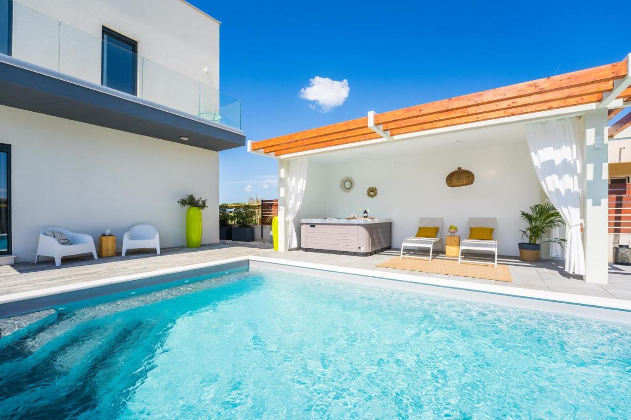 Villa Olea With Heated Pool And Jacuzzi ซูโกชัน ภายนอก รูปภาพ